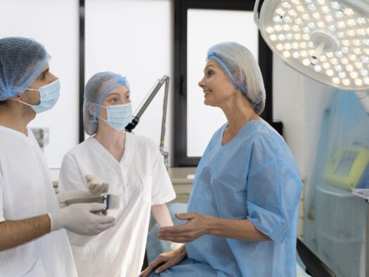 medium-shot-doctors-talking-patient-min